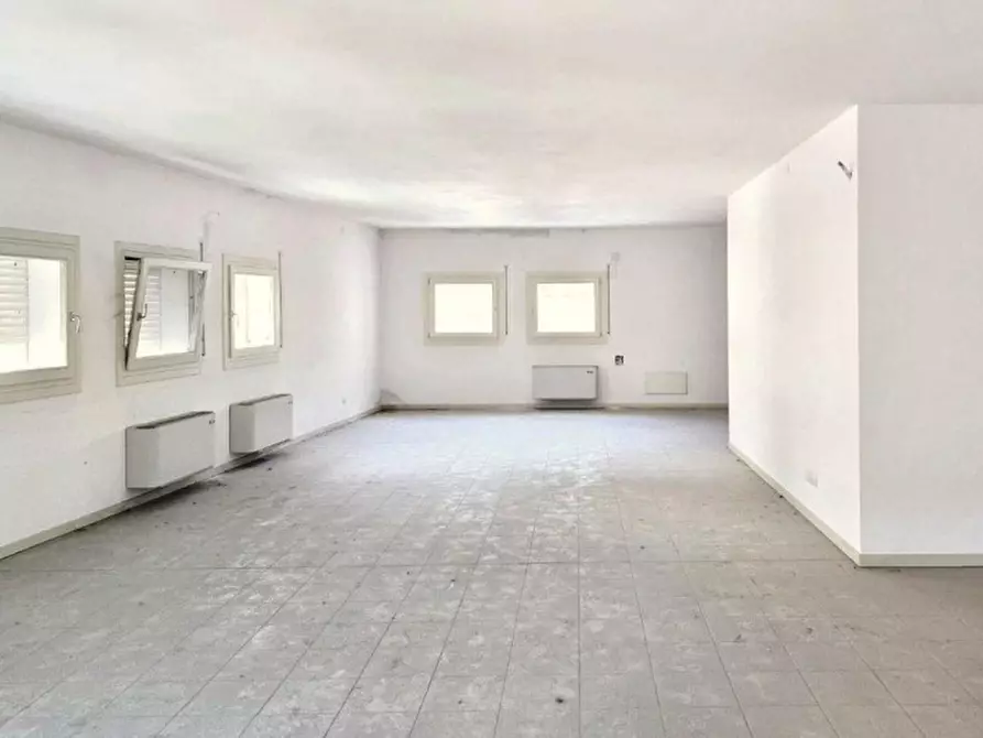 Immagine 3 di Ufficio in vendita  in Piazzale Mariano Rumor, 36072 Chiampo VI, Italia a Chiampo
