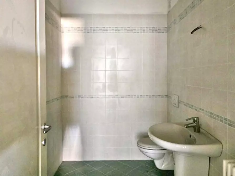 Immagine 4 di Ufficio in vendita  in Piazzale Mariano Rumor, 36072 Chiampo VI, Italia a Chiampo