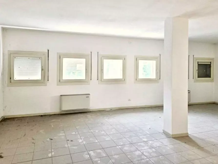 Immagine 5 di Ufficio in vendita  in Piazzale Mariano Rumor, 36072 Chiampo VI, Italia a Chiampo
