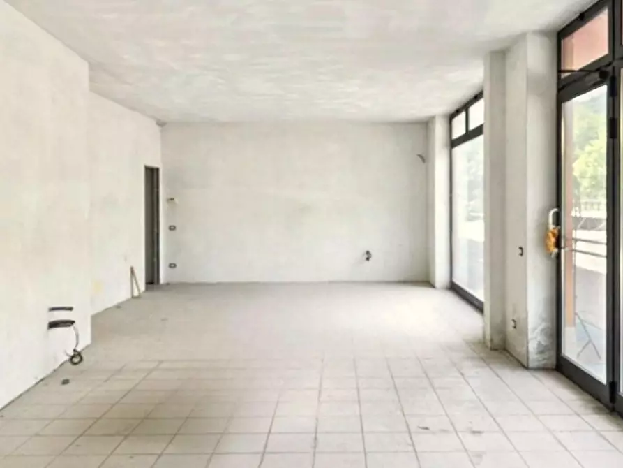 Immagine 3 di Negozio in vendita  in Piazzale Mariano Rumor, 36072 Chiampo VI, Italia a Chiampo