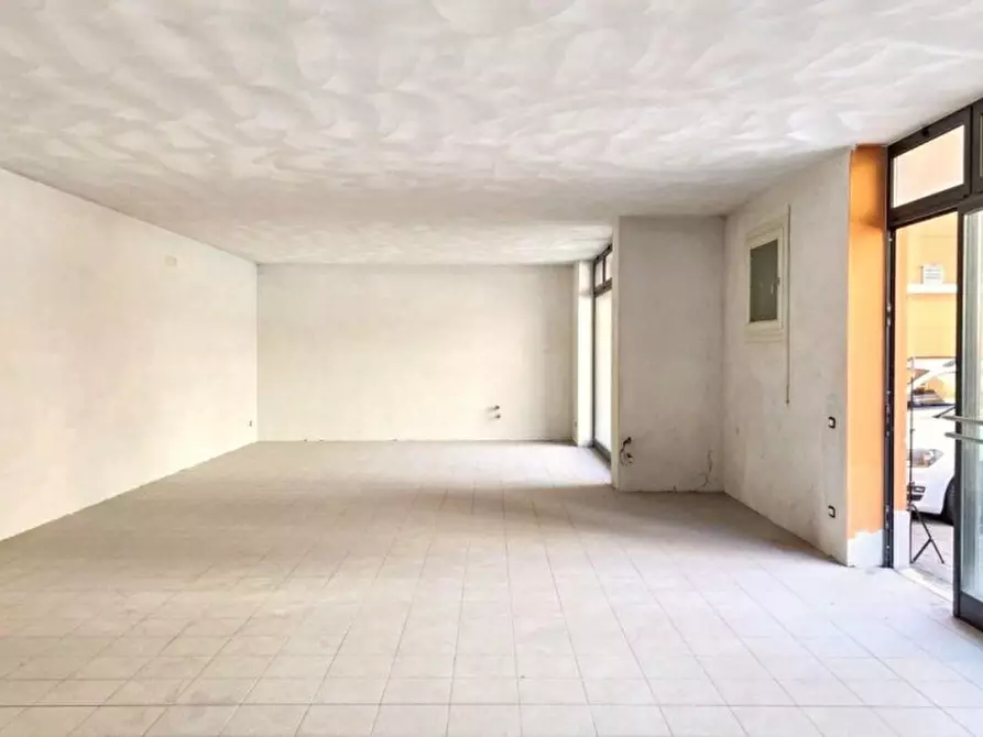 Immagine 1 di Negozio in vendita  in Piazzale Mariano Rumor, 36072 Chiampo VI, Italia a Chiampo