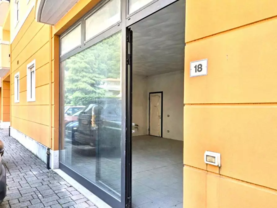 Immagine 2 di Negozio in vendita  in Piazzale Mariano Rumor, 36072 Chiampo VI, Italia a Chiampo