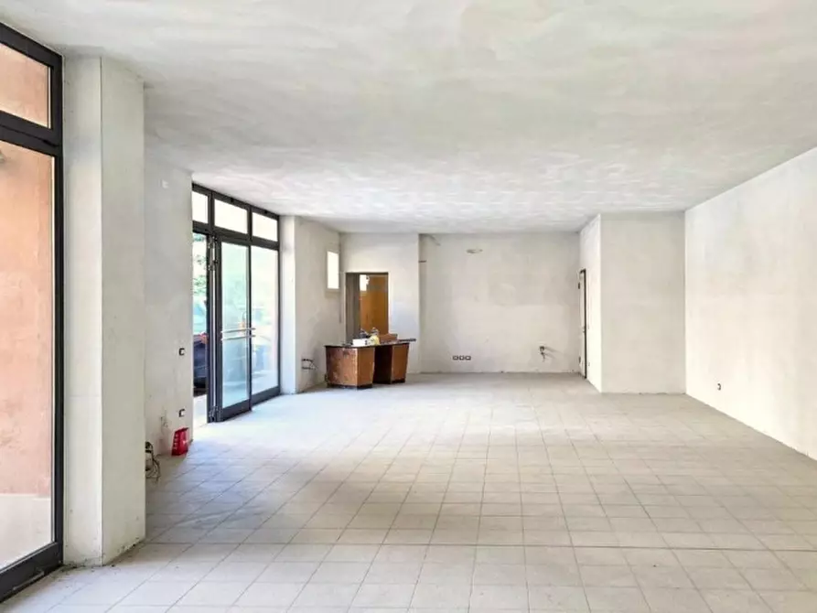 Immagine 3 di Negozio in vendita  in Piazzale Mariano Rumor, 36072 Chiampo VI, Italia a Chiampo