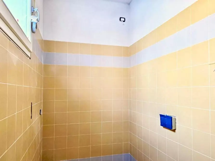 Immagine 4 di Negozio in vendita  in Piazzale Mariano Rumor, 36072 Chiampo VI, Italia a Chiampo