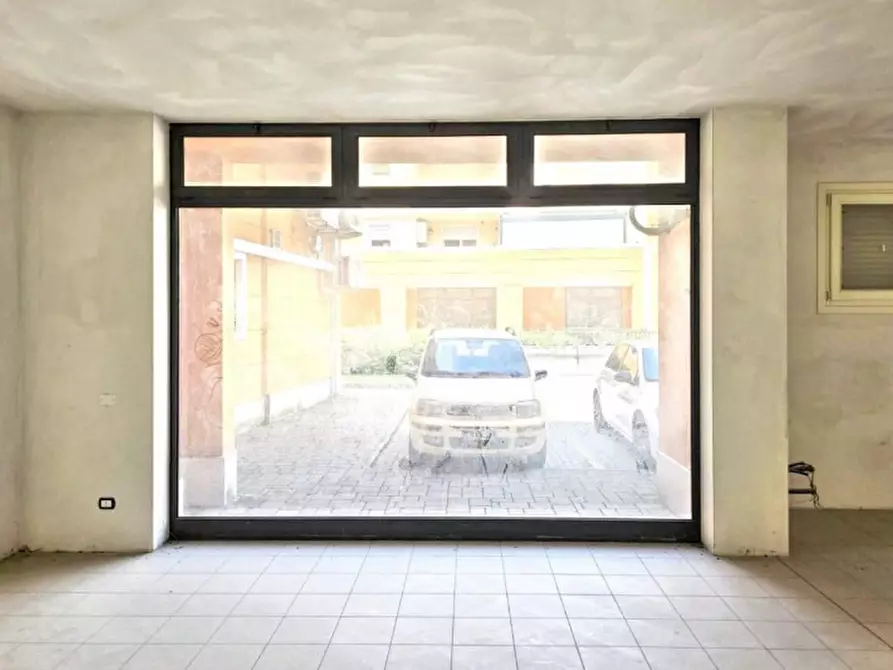 Immagine 6 di Negozio in vendita  in Piazzale Mariano Rumor, 36072 Chiampo VI, Italia a Chiampo