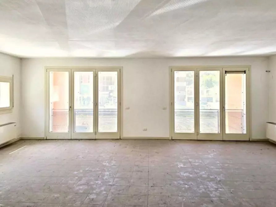 Immagine 1 di Ufficio in vendita  in Piazzale Mariano Rumor, 36072 Chiampo VI, Italia a Chiampo