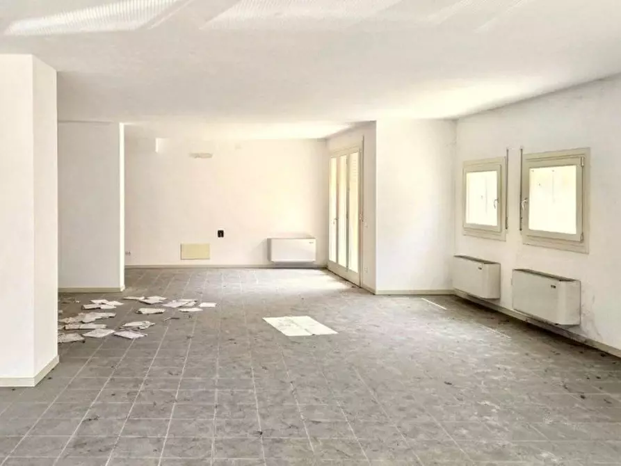 Immagine 3 di Ufficio in vendita  in Piazzale Mariano Rumor, 36072 Chiampo VI, Italia a Chiampo