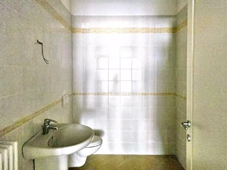 Immagine 4 di Ufficio in vendita  in Piazzale Mariano Rumor, 36072 Chiampo VI, Italia a Chiampo