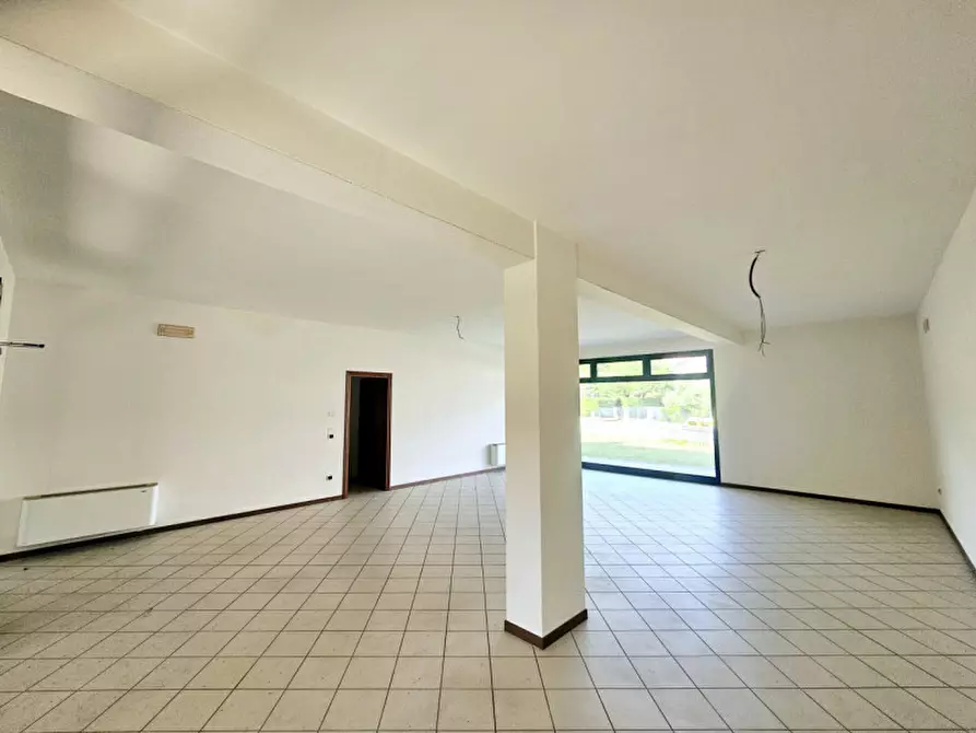 Immagine 2 di Negozio in vendita  in VIA EZIO FRANCESCHINI a Este