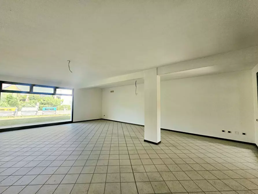 Immagine 3 di Negozio in vendita  in VIA EZIO FRANCESCHINI a Este