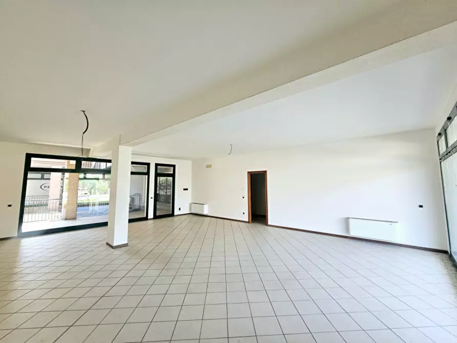 Immagine 6 di Negozio in vendita  in VIA EZIO FRANCESCHINI a Este