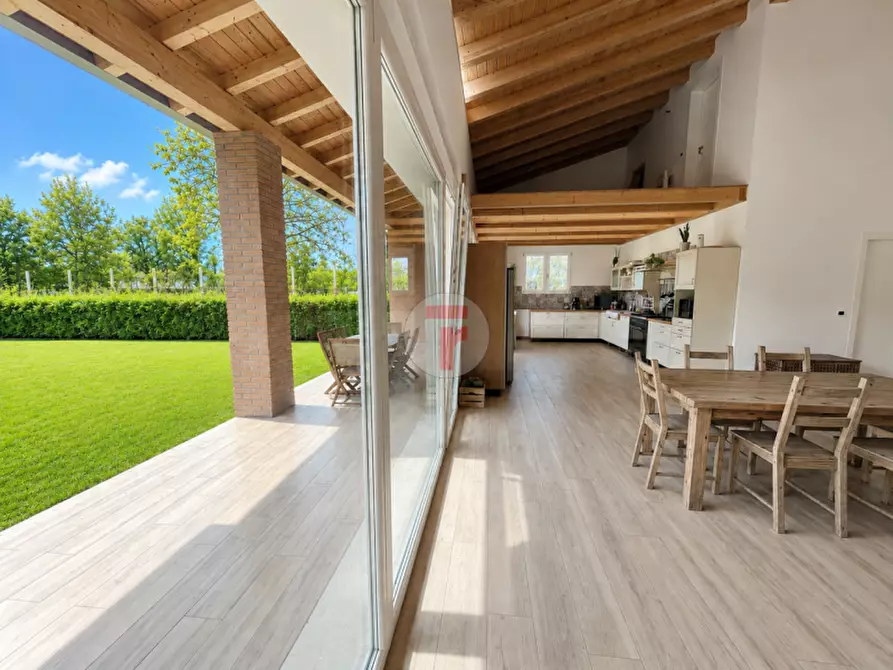 Immagine 1 di Villa in vendita  in Via 2 Giugno a Legnaro