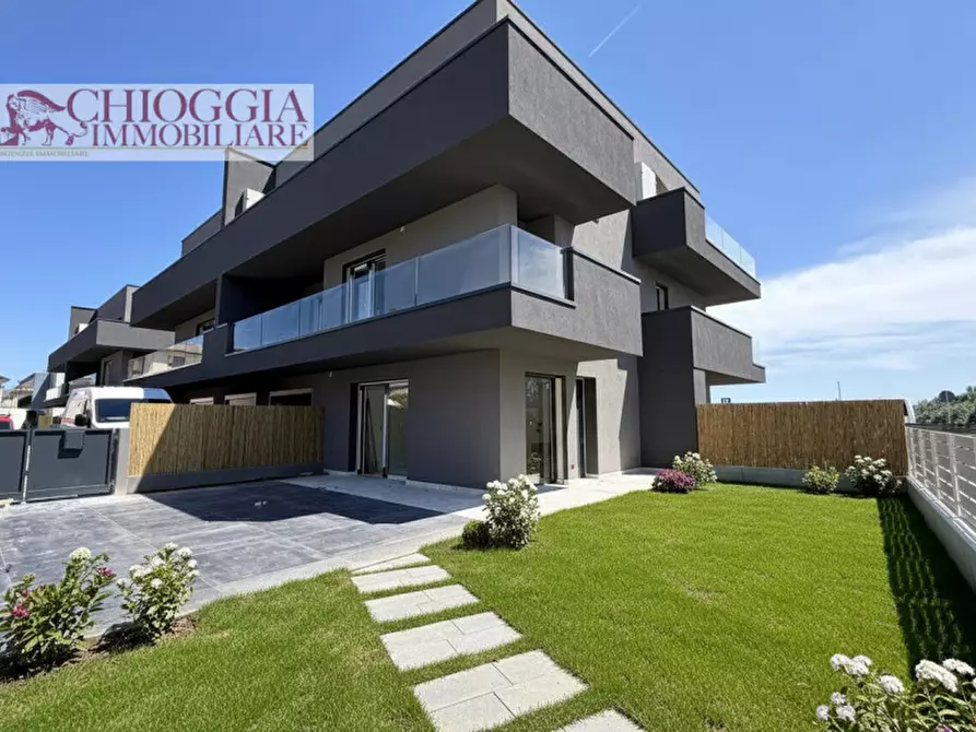 Immagine 1 di Casa quadrifamiliare in vendita  in Viale Mediterraneo a Chioggia
