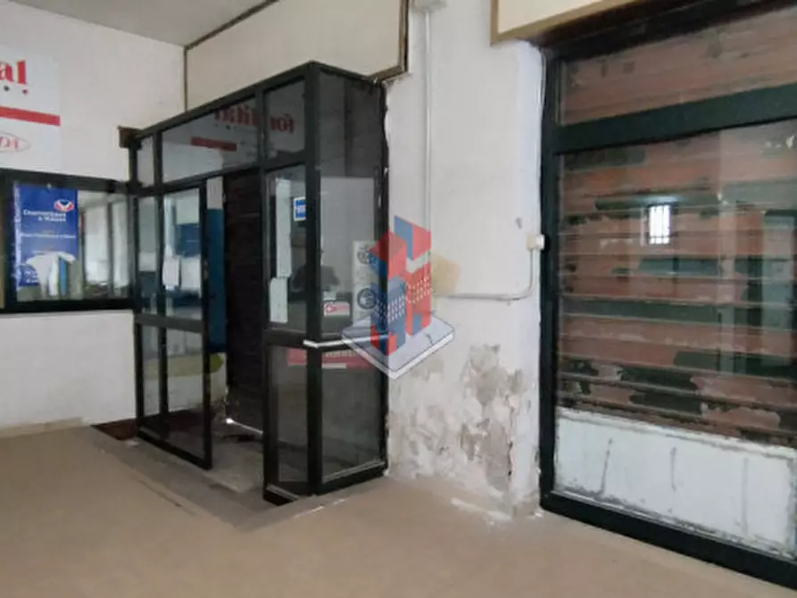 Immagine 4 di Negozio in affitto  in POGGIOREALE - VIA TRACCIA a Napoli