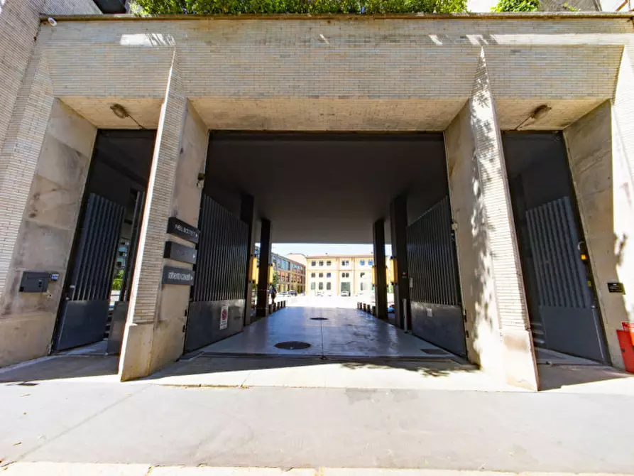 Immagine 2 di Garage in vendita  a Milano