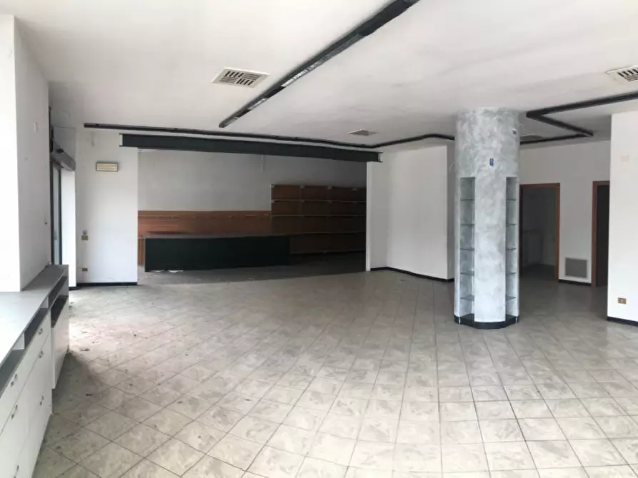 Immagine 2 di Negozio in vendita  in Via Aldo Moro 6 a Cuveglio