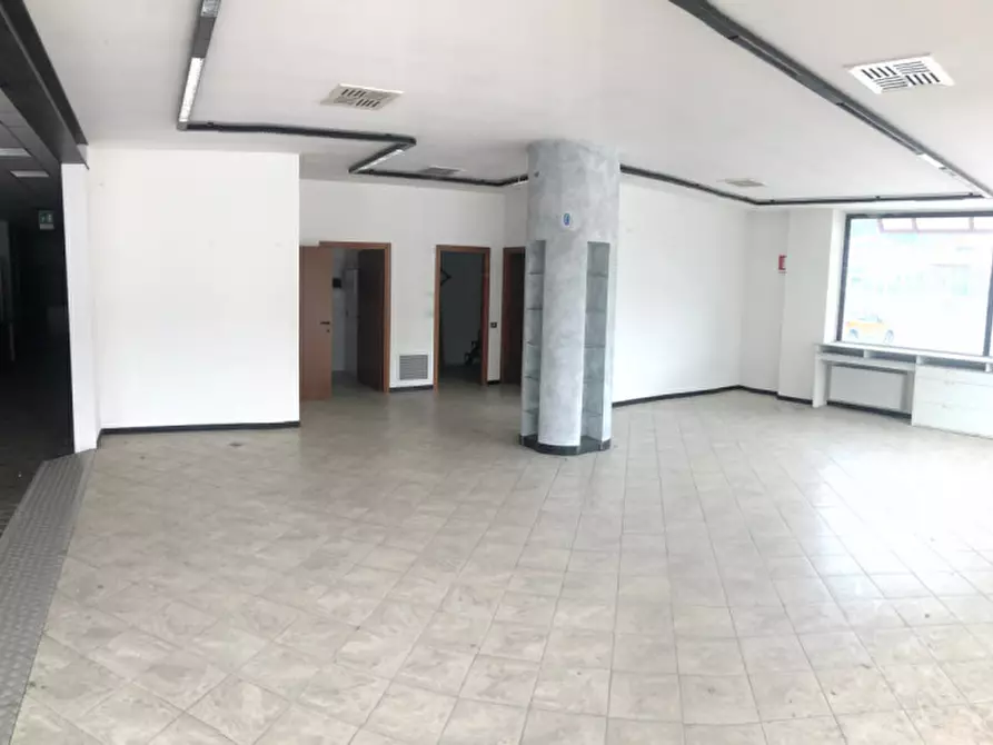 Immagine 3 di Negozio in vendita  in Via Aldo Moro 6 a Cuveglio