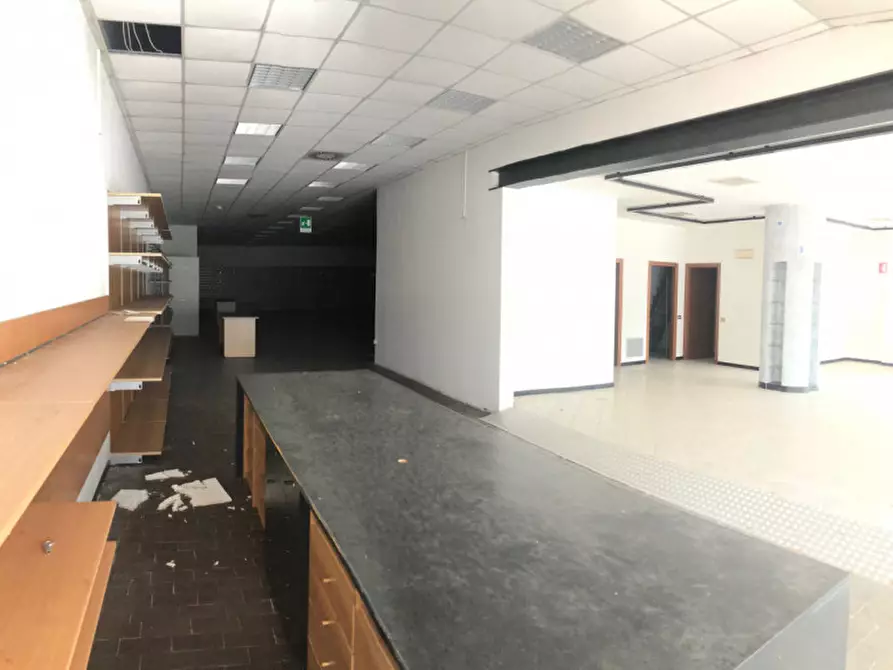 Immagine 4 di Negozio in vendita  in Via Aldo Moro 6 a Cuveglio