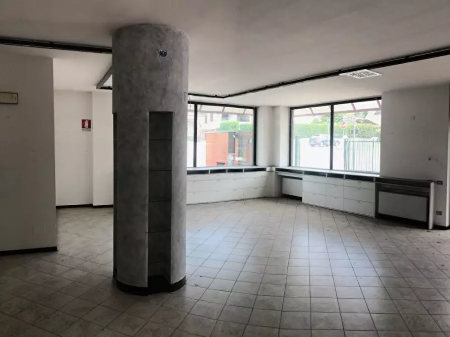 Immagine 6 di Negozio in vendita  in Via Aldo Moro 6 a Cuveglio