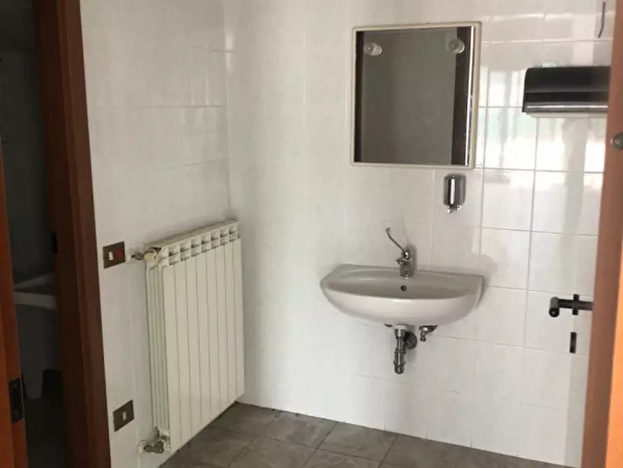 Immagine 7 di Negozio in vendita  in Via Aldo Moro 6 a Cuveglio