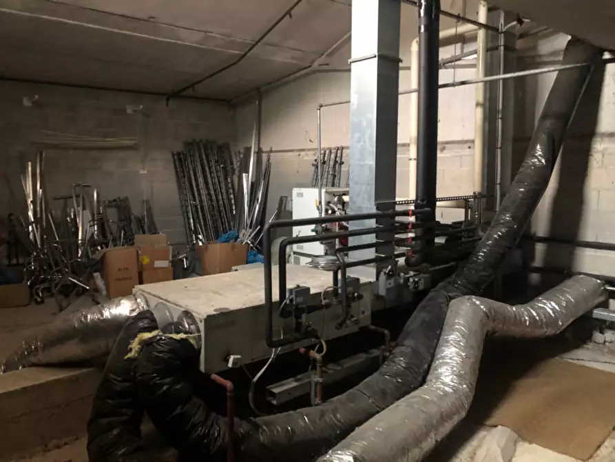 Immagine 8 di Negozio in vendita  in Via Aldo Moro 6 a Cuveglio