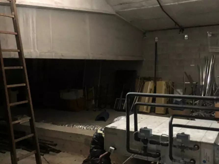 Immagine 9 di Negozio in vendita  in Via Aldo Moro 6 a Cuveglio