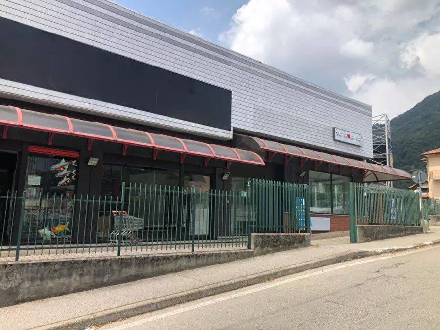 Immagine 10 di Negozio in vendita  in Via Aldo Moro 6 a Cuveglio