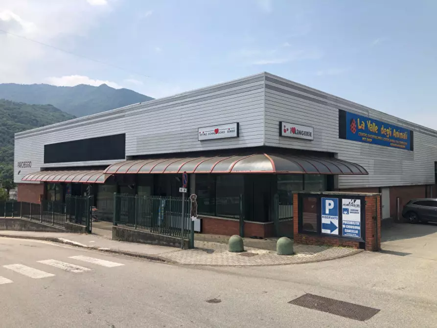 Immagine 12 di Negozio in vendita  in Via Aldo Moro 6 a Cuveglio