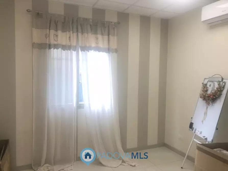 Immagine 3 di Negozio in vendita  in Via dei Vivarini a Padova