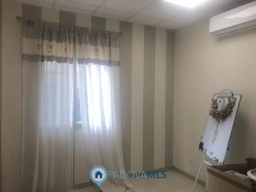 Immagine 4 di Negozio in vendita  in Via dei Vivarini a Padova