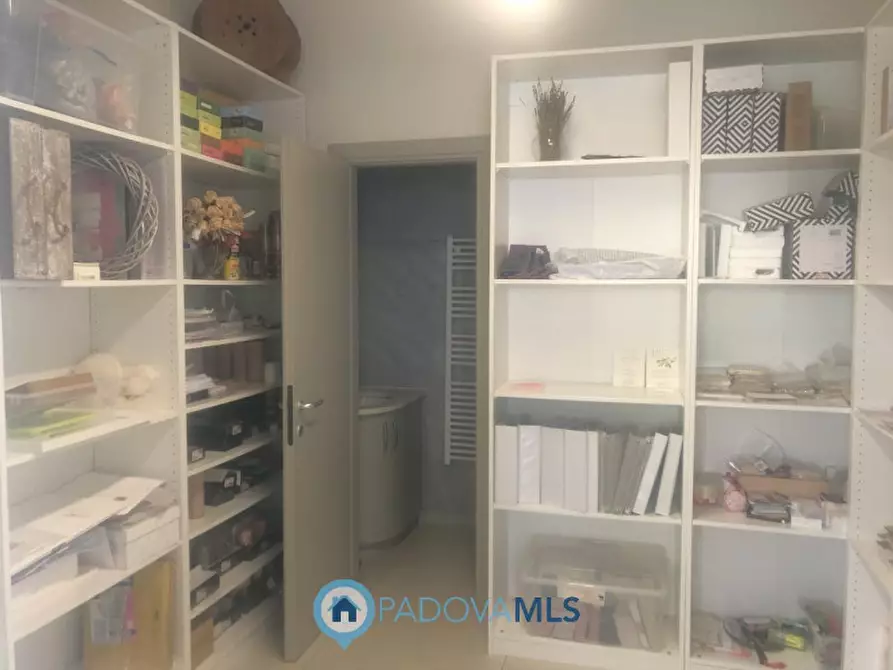 Immagine 5 di Negozio in vendita  in Via dei Vivarini a Padova