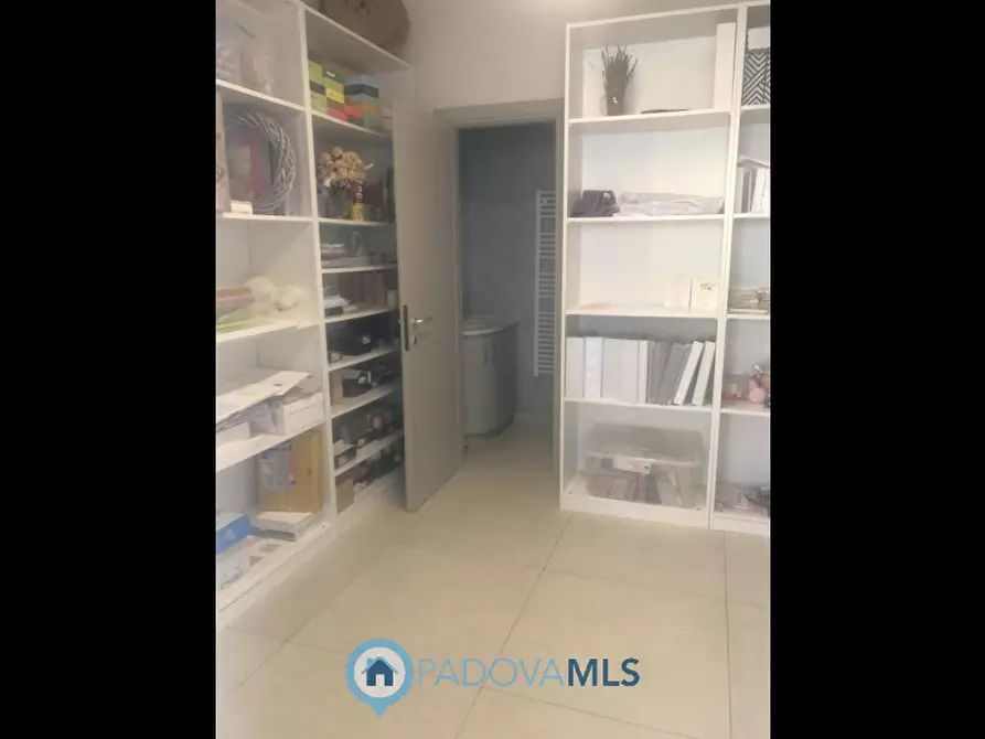 Immagine 6 di Negozio in vendita  in Via dei Vivarini a Padova