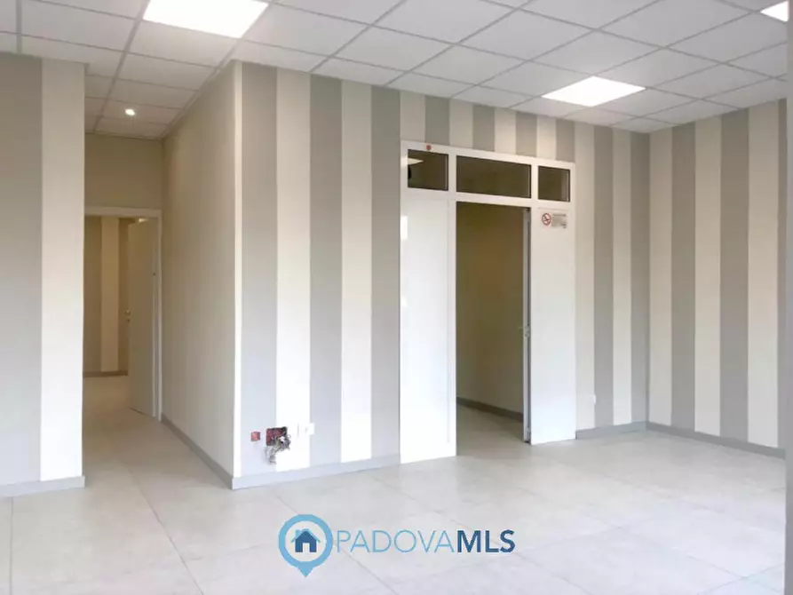 Immagine 10 di Negozio in vendita  in Via dei Vivarini a Padova