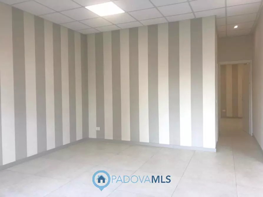 Immagine 11 di Negozio in vendita  in Via dei Vivarini a Padova