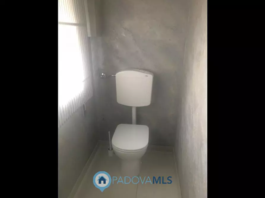 Immagine 12 di Negozio in vendita  in Via dei Vivarini a Padova