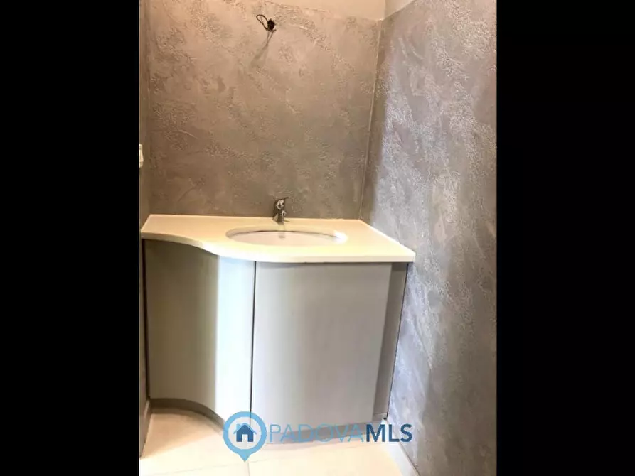 Immagine 14 di Negozio in vendita  in Via dei Vivarini a Padova