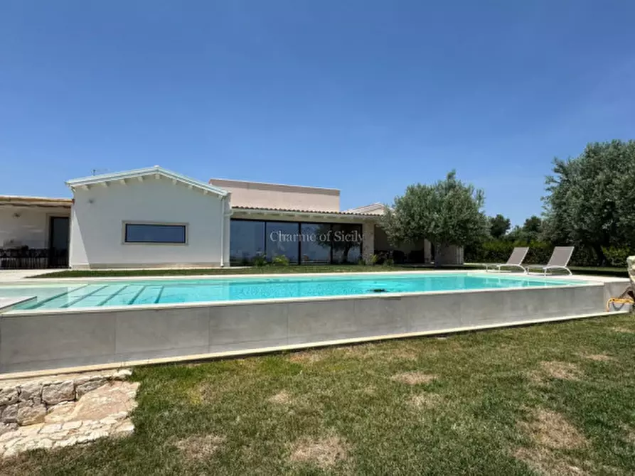 Immagine 1 di Villa in vendita  in contrada belliscala a Noto