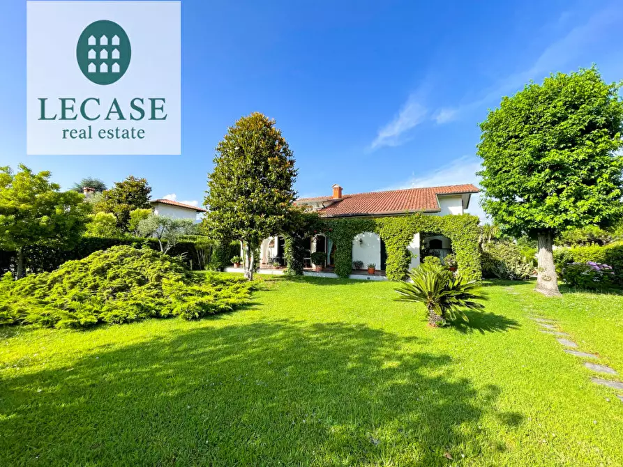 Immagine 1 di Villa in vendita  in Via Fratelli Cervi a Forte Dei Marmi