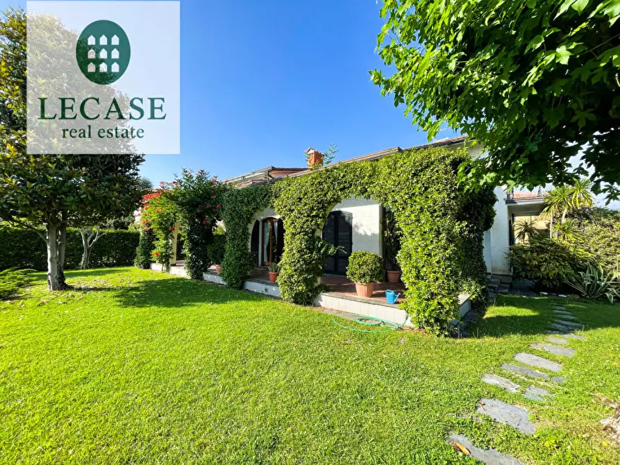 Immagine 18 di Villa in vendita  in Via Fratelli Cervi a Forte Dei Marmi