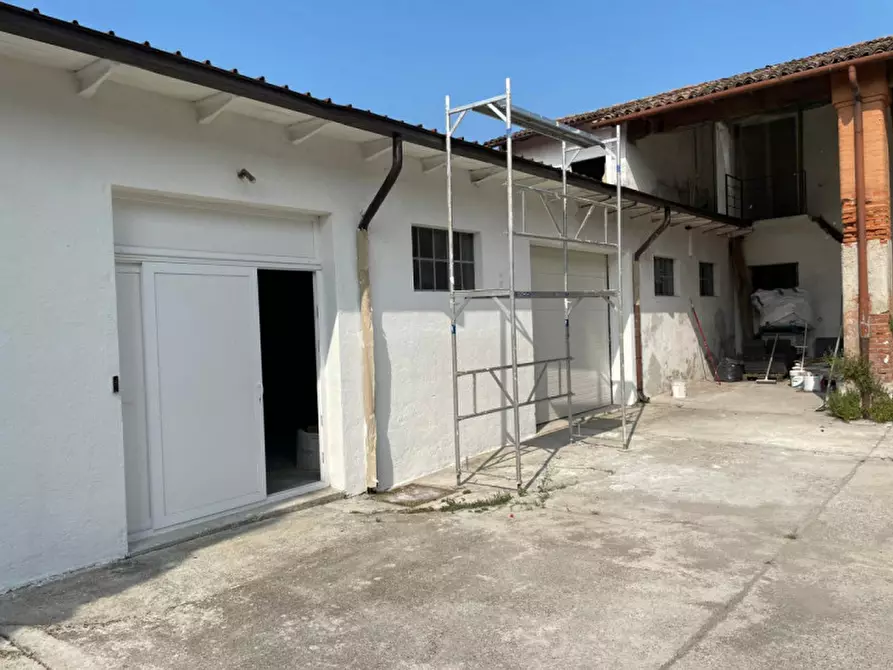 Immagine 2 di Magazzino in vendita  in Via Santa Maria a Calcinato