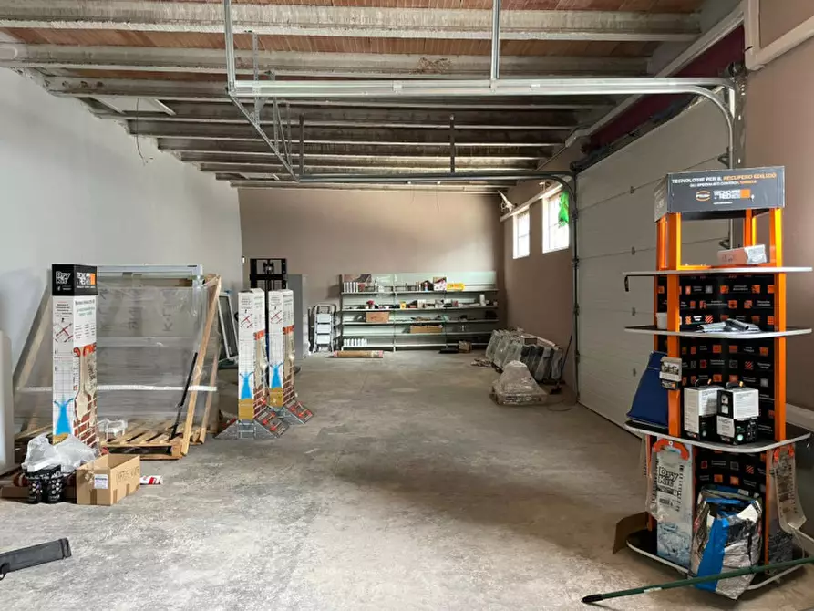 Immagine 3 di Magazzino in vendita  in Via Santa Maria a Calcinato