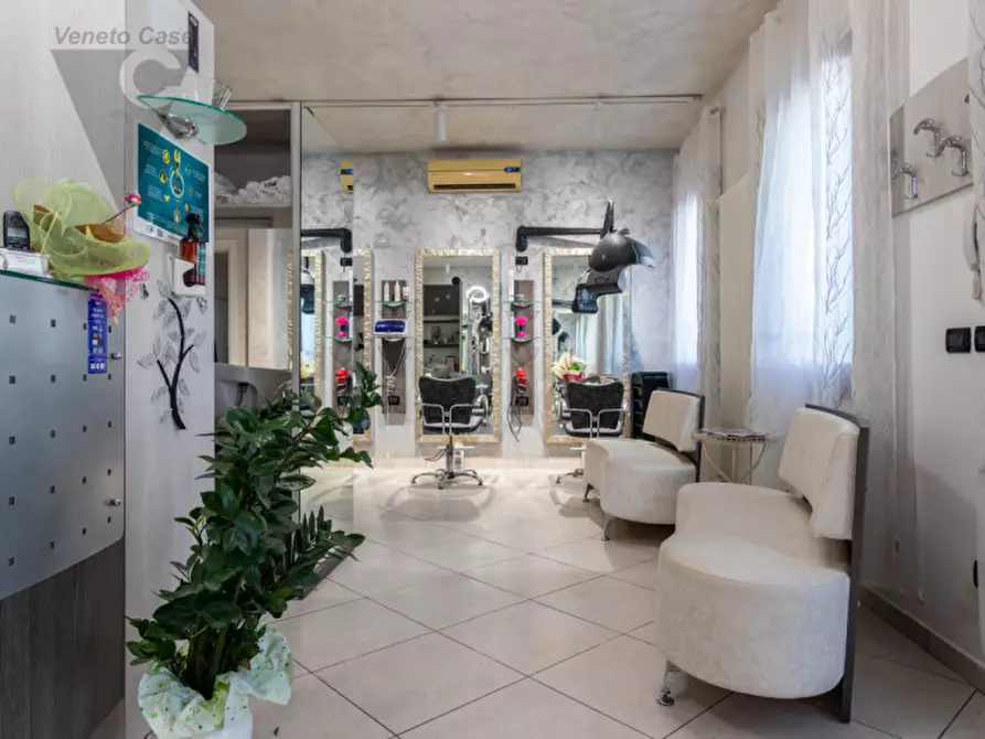 Immagine 1 di Negozio in affitto  a Padova