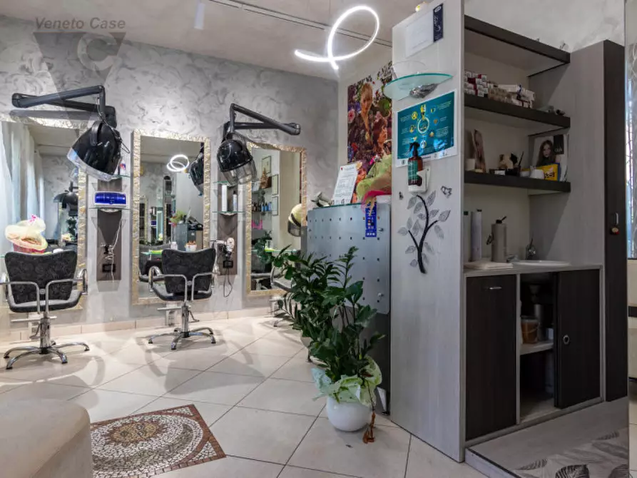 Immagine 4 di Negozio in affitto  a Padova