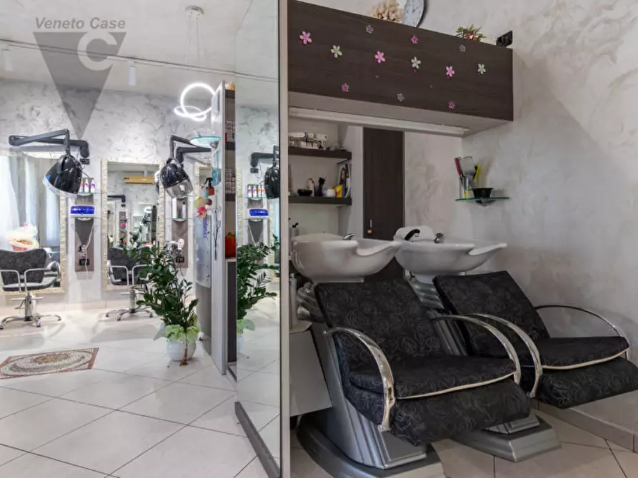 Immagine 5 di Negozio in affitto  a Padova