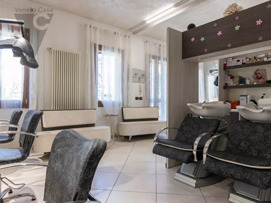 Immagine 6 di Negozio in affitto  a Padova