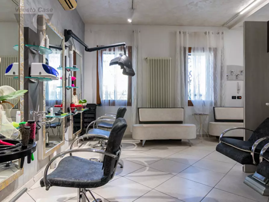 Immagine 7 di Negozio in affitto  a Padova