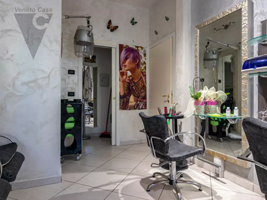 Immagine 9 di Negozio in affitto  a Padova