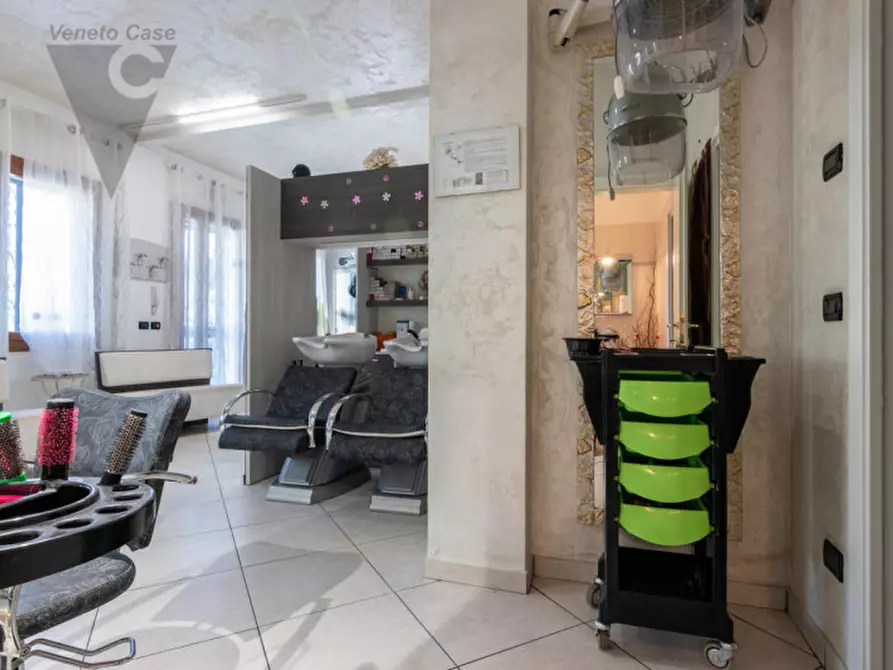 Immagine 10 di Negozio in affitto  a Padova