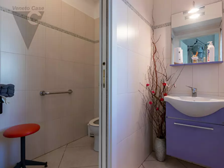 Immagine 12 di Negozio in affitto  a Padova