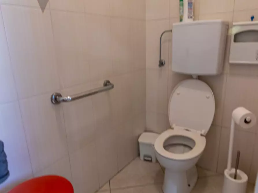 Immagine 13 di Negozio in affitto  a Padova